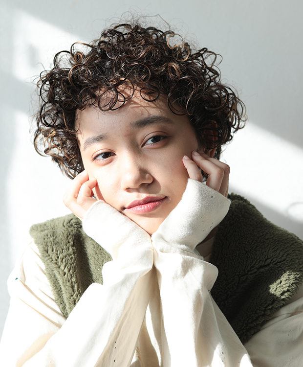 カーリーヘアがキュートな冬スタイル