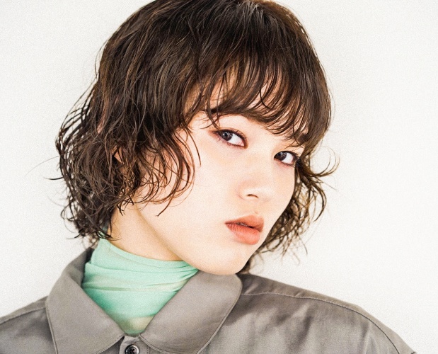 前上りのシルエットにパーマでニュアンスをプラスしたマ二ッシュなボブスタイル BOB HAIRCATALOG.JP／ヘアカタログ.JP