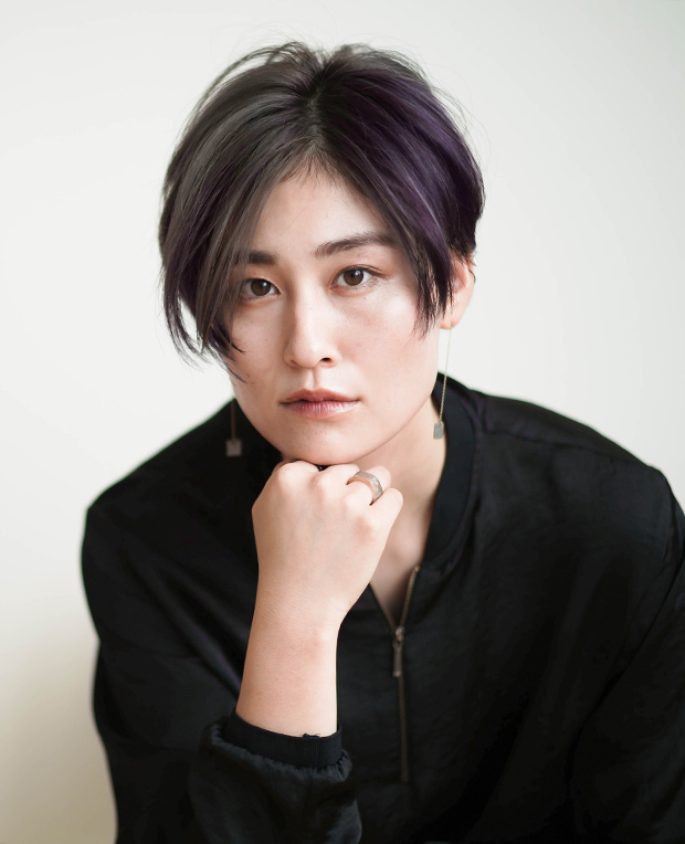 長めの前髪で大人っぽい雰囲気のシンプルなショート。