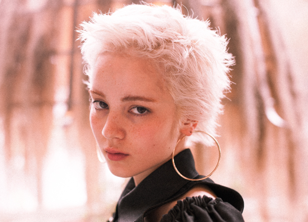 ホワイトベージュのクリアカラー Vshort Haircatalog Jp ヘア ホワイトベージュのクリアカラー Vshort Haircatalog Jp ヘア