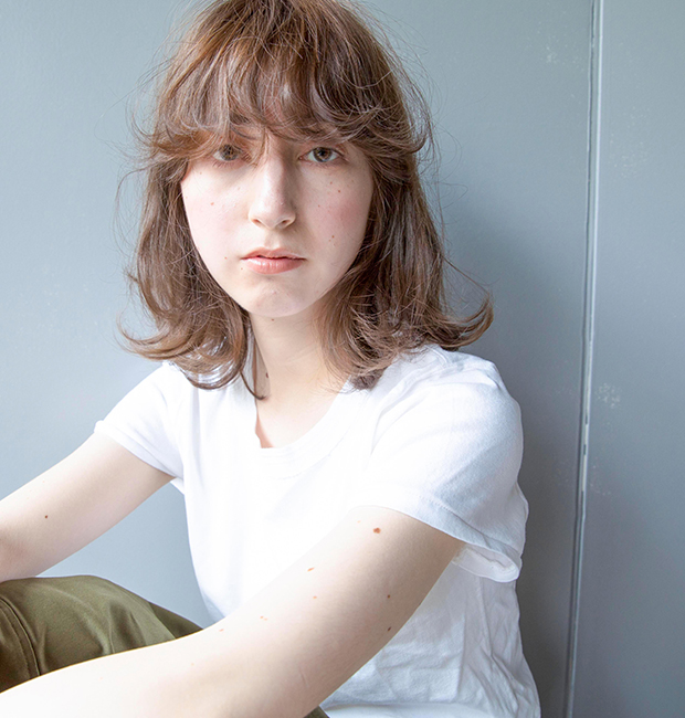 ワイドバング パーマで柔らかい質感をプラスしたミディアムスタイル Medium Haircatalog Jp ヘアカタログ Jp つぎのわたし選び