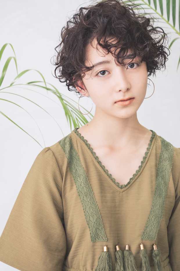 コンパクトなカーリーヘアで ちょっとだけ周りと差をつけたショートボブ Bob Haircatalog Jp ヘアカタログ Jp つぎのわたし選び