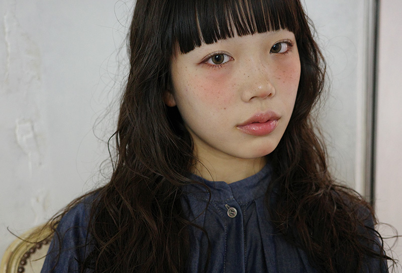 黒髪ロングのパーマスタイル