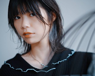 顔周りの動きと透明感のあるインナーカラーで スムースな印象を与えてくれるミディアムレイヤー Medium Haircatalog Jp ヘアカタログ Jp つぎのわたし選び