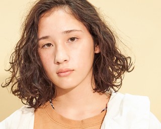 ワンレングスのヘアスタイルに ほつれるようなパーマが魅力のニュアンスウェーブスタイル Long Haircatalog Jp ヘアカタログ Jp つぎのわたし選び