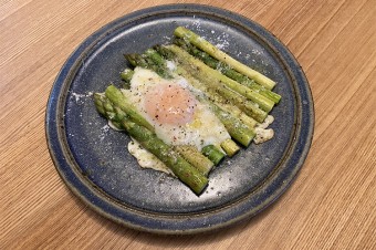 グリーンアスパラガスの目玉焼き乗せ